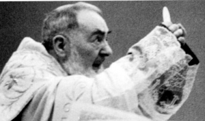 padre-pio-elevating-host